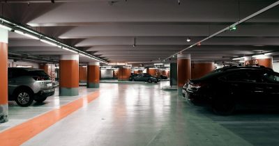 Das Bild zeigt eine Tiefgarage, wie sie in gro&szlig;en Fuhrparks zu finden ist. Effiziente Parkplatzl&ouml;sungen wie diese erm&ouml;glichen eine optimale Verwaltung des Fahrzeugbestands. Ein gut organisierter Fuhrpark maximiert die Fahrzeugnutzung und spart Kosten durch smarte Parkplatzsysteme.