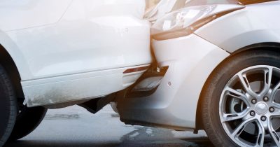 Ein Auto ist auf ein anderes aufgefahren, die Front ist sichtbar beschädigt. Das Bild zeigt einen Auffahrunfall mit Firmenwagen. Fleethouse informiert über Pflichten, Verantwortlichkeiten und richtiges Verhalten nach einem Unfall – klar, praxisnah und rechtssicher für Unternehmen mit Dienstfahrzeugen.