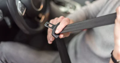 Ein Fahrer legt im Auto den Sicherheitsgurt an. Das Bild steht f&uuml;r Sicherheit im Stra&szlig;enverkehr. Fleethouse unterst&uuml;tzt Unternehmen mit digitaler Fahrerunterweisung nach UVV &ndash; rechtskonform, einfach online und ideal zur Einhaltung gesetzlicher Pflichten im Fuhrparkmanagement