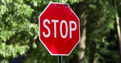 Das Stoppschild steht an besonders gefährlichen Einmündungen oder Kreuzungen, an denen ein Erkennen und Einschätzen des vorfahrtberechtigten Verkehrs schwieriger ist.